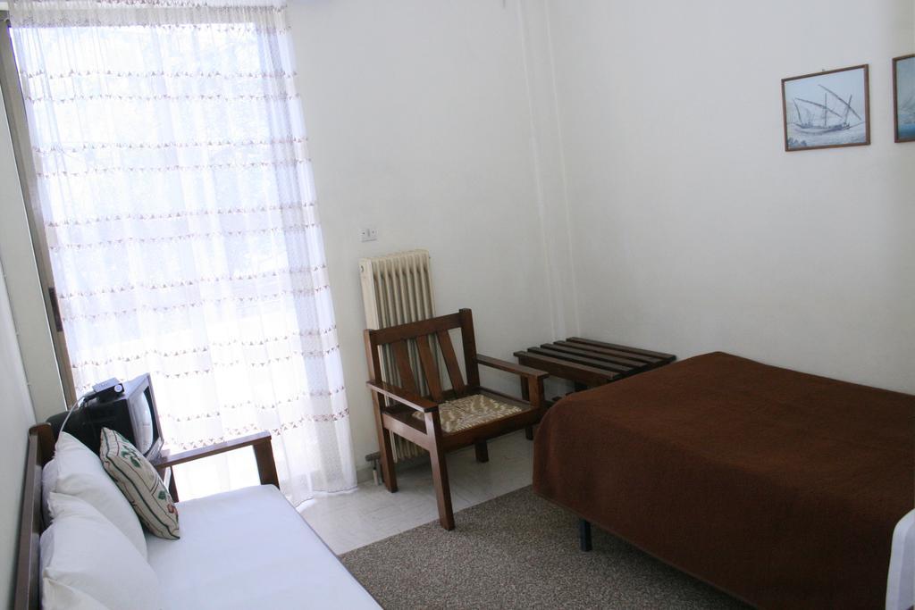 Aparthotel Iliahtides 아마린토스 객실 사진